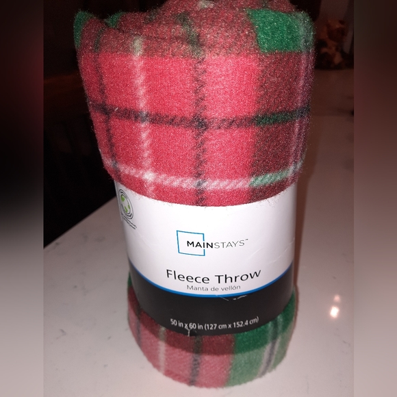 New Holiday Plaid throw, beautiful red, green and white plaid - Picture 2 of 5